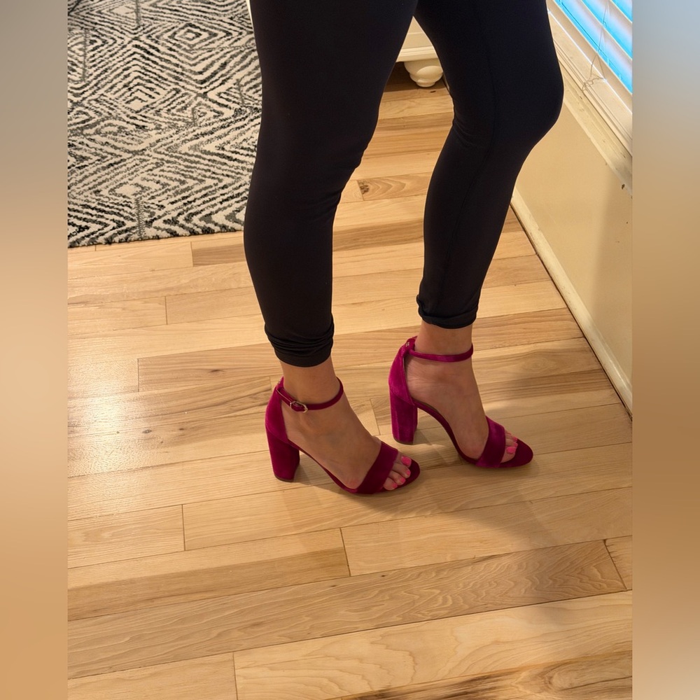 Sam Edelman Yaro Block Heel Sandals in a pink velvet finish. Size 6.5! - Picture 2 of 6
